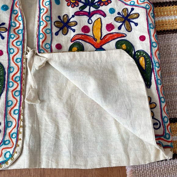 Embroidered Floral Vest - Picture 6 of 9